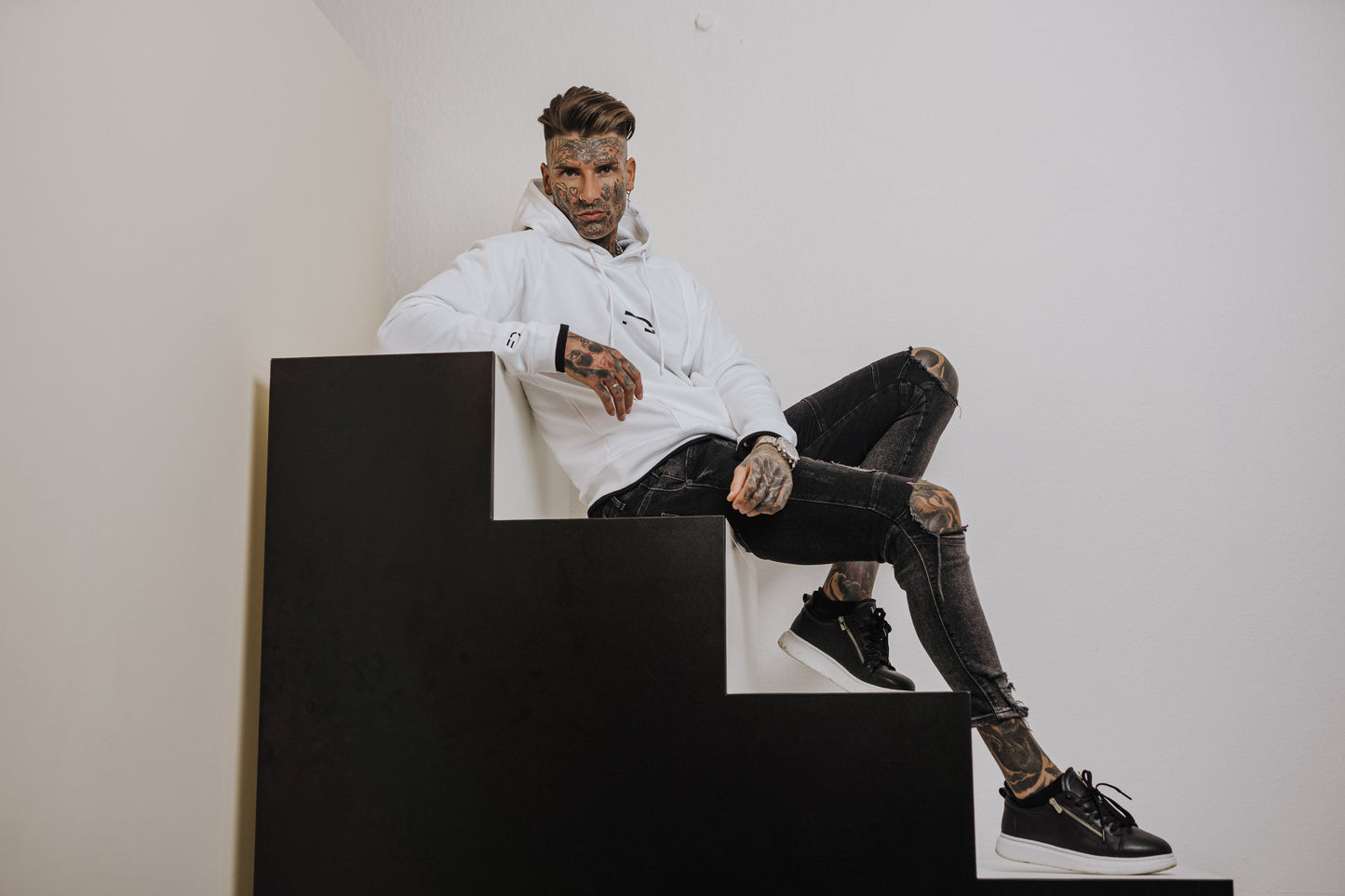 MEN HOODIE - WHITE REGULAR (W&R)